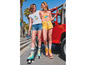 Zwei Frauen in Shorts mit Retro-Rollschuhen.