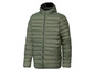 Eine grüne Steppjacke mit Kapuze.