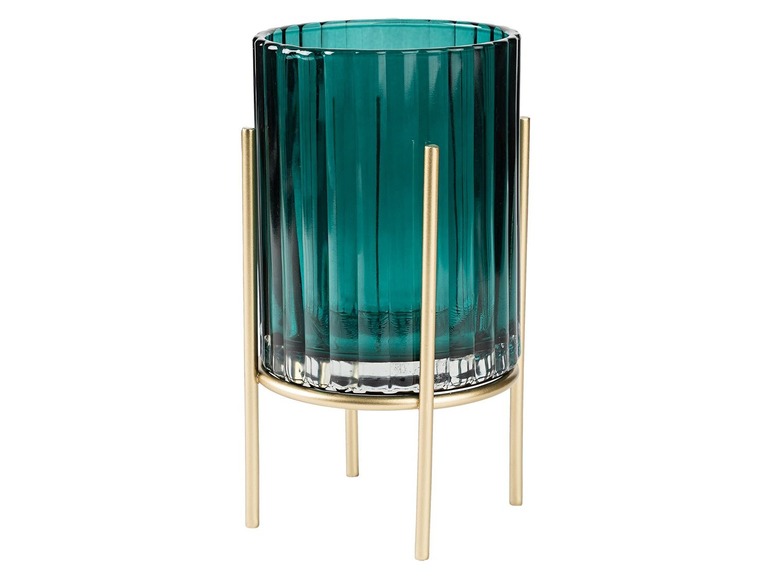 Eine tealfarbene Glasvase mit goldenem Ständer.