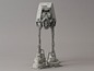 Ein graues Star Wars AT-AT Walker Modell.