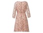 Ein rosa Kleid mit Blumenmuster