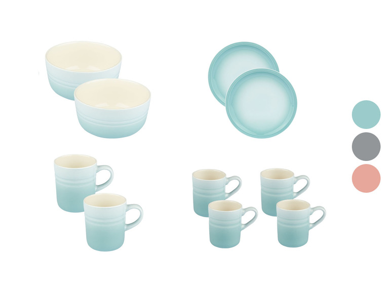 Zwei Schüsseln, vier Tassen und zwei Teller in blauer Farbe.