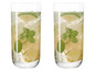 Zwei Gläser mit Limette und Minze, bereit für ein erfrischendes Getränk.