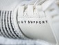 Nahaufnahme eines weißen Adidas EQT Support Sneakers.