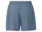 Blaue Shorts mit geometrischem Muster.