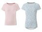 Zwei Damen-T-Shirts, eines gestreift und eines mit Blumenmuster.