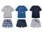 Drei Herren-Pyjama-Sets mit T-Shirts und Shorts.