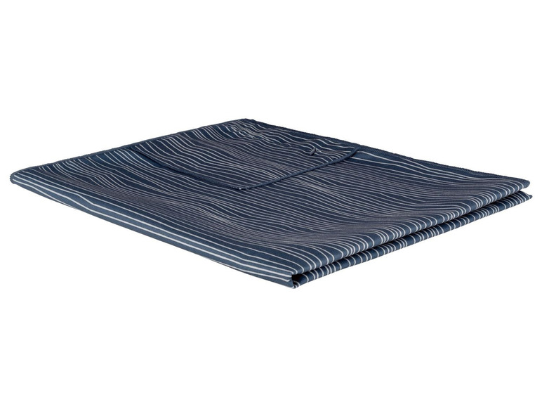 Ein gefalteter, blauer Stoff mit weißen Streifen.