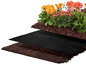Blumen, Erde, schwarzes Unkrautvlies und Mulch.