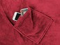 Eine rote Fleece-Decke mit einem Fach für ein Telefon und eine Fernbedienung.