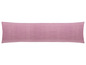Ein rosa Kissenbezug für ein langes Kissen.