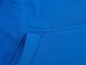 Nahaufnahme eines blauen Hoodies mit einer Tasche.