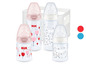 Vier NUK Babyflaschen mit verschiedenen Designs, inklusive einer Aufbewahrungsbox.