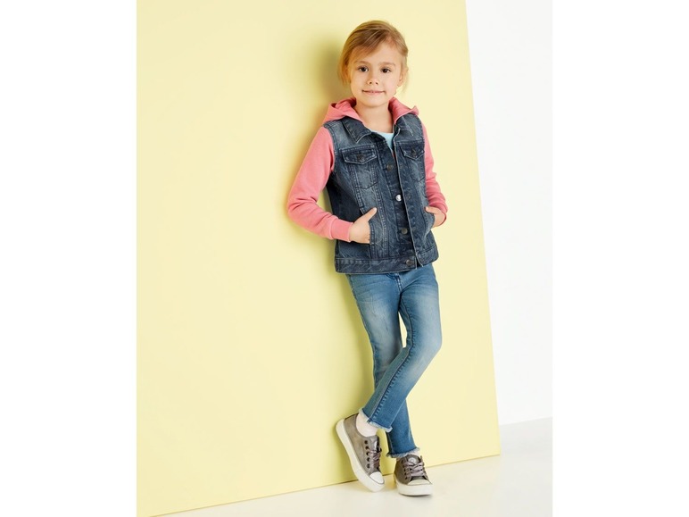 Gehe zu Vollbildansicht: LUPILU® Kleinkinder Jeansjacke Mädchen, Kapuze und Ärmel aus Sweatstoff, mit Baumwolle - Bild 8