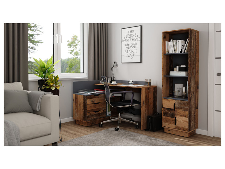 Ein Holzschreibtisch mit einem passenden Bücherregal.