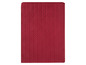 Eine rote, gesteppte Decke mit Chevron-Muster.
