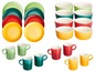 Ein Le Creuset Geschirr-Set mit Schüsseln, Bechern und Tellern in verschiedenen Farben.