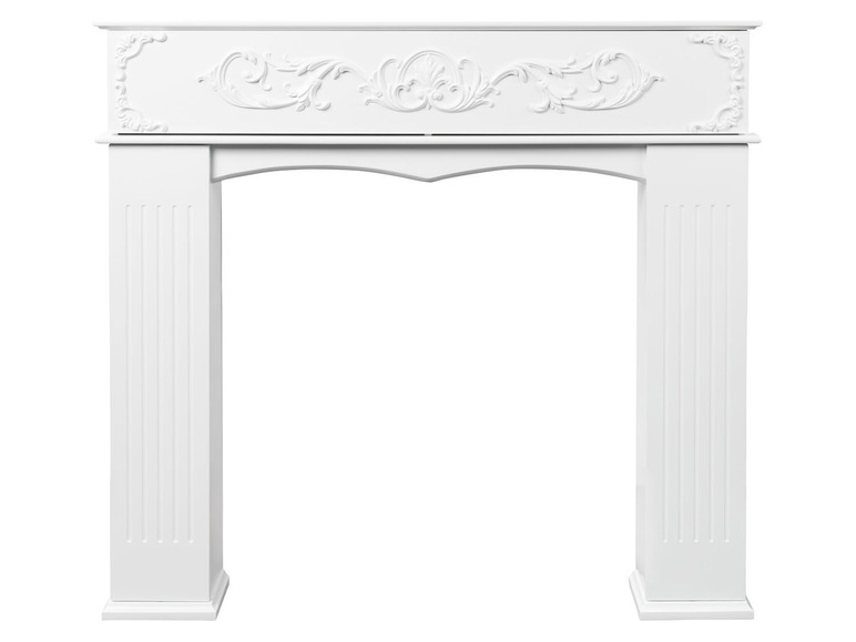 Weißer Kamin mit Verzierungen.