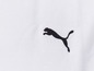 Weiße Kleidung mit Puma-Logo.