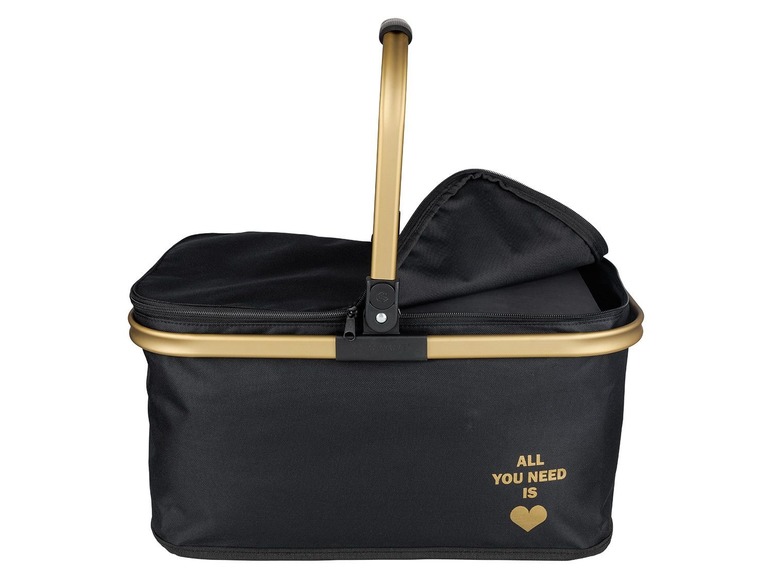 Ein schwarzer Picknickkorb mit goldenen Details und dem Schriftzug 'All you need is love'.