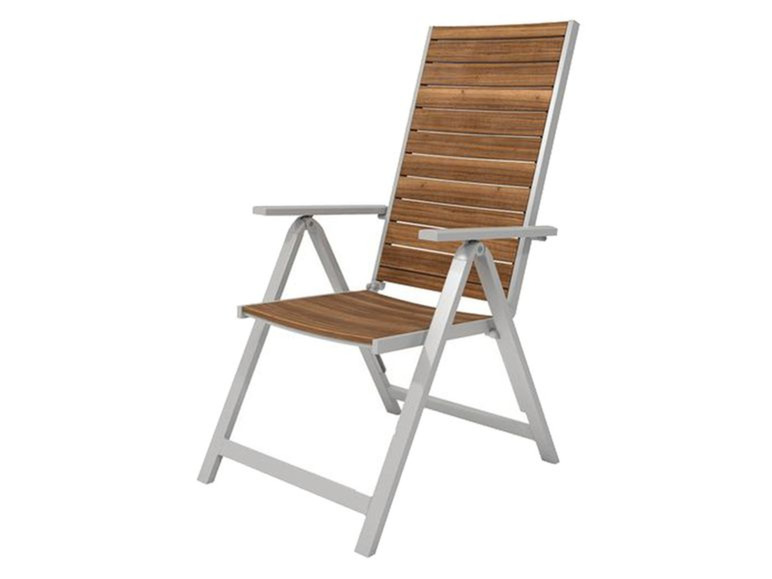 Ein Klappstuhl mit Holzrückenlehne und Armlehnen.