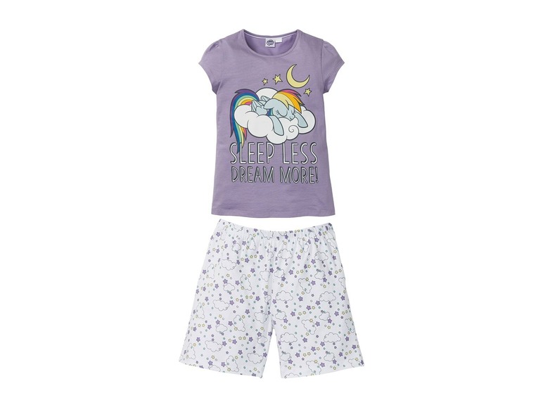 Lilafarbener Pyjama mit kurzen Ärmeln und einem Regenbogen-Einhorn-Druck und weiße Shorts mit Sternen.