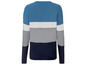 Ein gestreifter Strickpullover in Blau, Grau und Weiß.