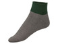 Graue Socke mit grünem Bund