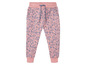 Rosa Jogginghose mit Blumenmuster.