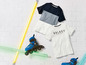 Blaue Inline-Skates, ein weißes T-Shirt mit 'GALAXY' und Neonröhren.