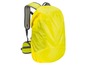 Ein gelber Regenschutz für einen Rucksack.