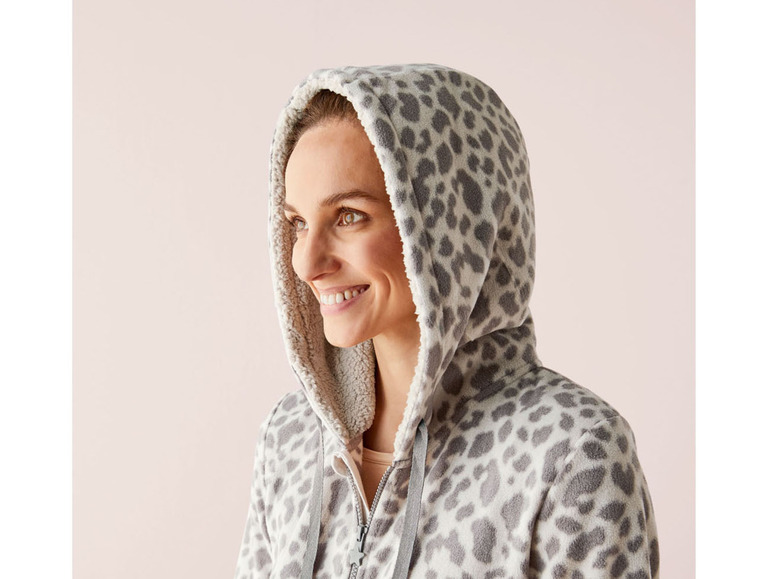 Frau mit einer grauen Kapuzenjacke mit Leopardenmuster.