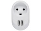 Weisse Steckdose mit zwei USB-Anschlüssen.