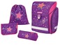 Eine lilafarbene Schultasche, Etui und Sporttasche der Marke Berlitz mit Sternen- und Musikmotiv.