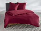 Bordeauxrotes Bettbezug-Set mit Kissenbezügen.