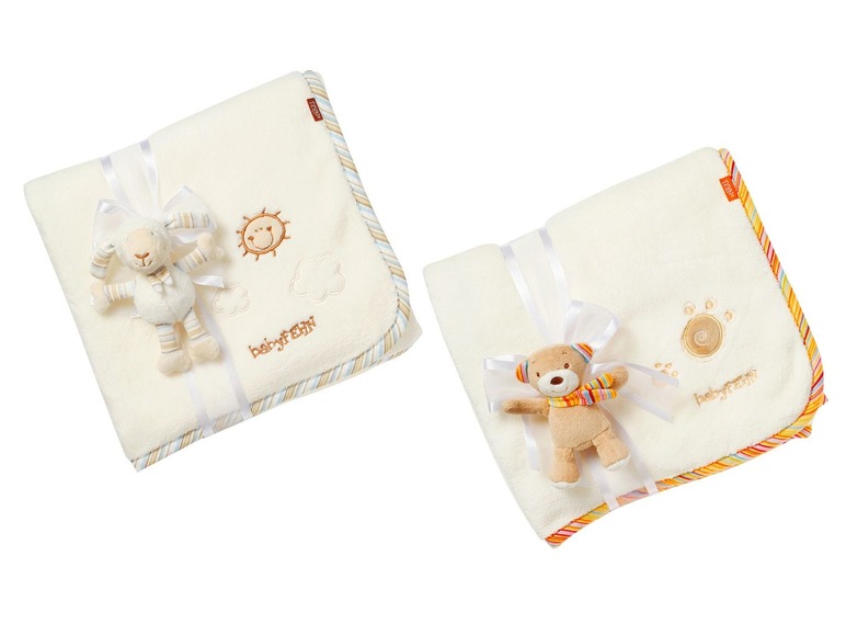 Zwei BabyFehn Decken mit Plüschtieren, eine mit einem Schaf und eine mit einem Bären.