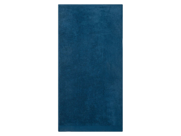 Ein dunkelblaues Handtuch.