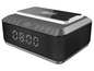 Ein Bigben Weckerradio mit digitaler Uhr und kabellosem Ladegerät für Smartphones.