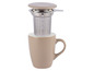 Eine beige Tasse mit einem losen Tee-Infuser.