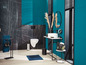 Modernes Badezimmer mit WC, Waschbecken und schwarzen Accessoires.