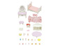 Ein Bett, eine Kommode und Zubehör für ein Sylvanian Families Schlafzimmer.