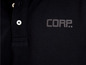 Schwarzes Poloshirt mit 'CORP.' Logo.