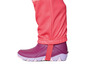 Rosa Hosenbeine mit lila Gummistiefeln.