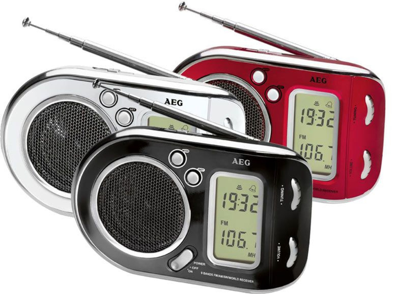 Drei AEG-Radios mit digitaler Uhr und FM-Empfänger.