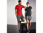 Mann und Frau in Nike T-Shirts und Shorts.
