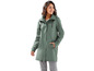 Eine Frau in einer grünen Regenjacke mit Kapuze.