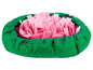 Eine grüne Hundespielmatte mit rosa Filzstreifen.