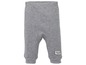 Graue Babyhose mit 'Little Jungle Friends' Label.