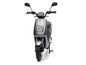 Ein grauer Nova Motors Elektroscooter.