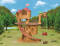Ein hölzernes Baumhaus mit Rutsche und Schaukel, geeignet für Sylvanian Families Puppen.